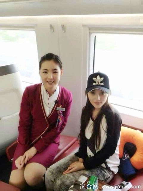 李小璐身着简约白衣回眸甜笑，眼神清澈如少女