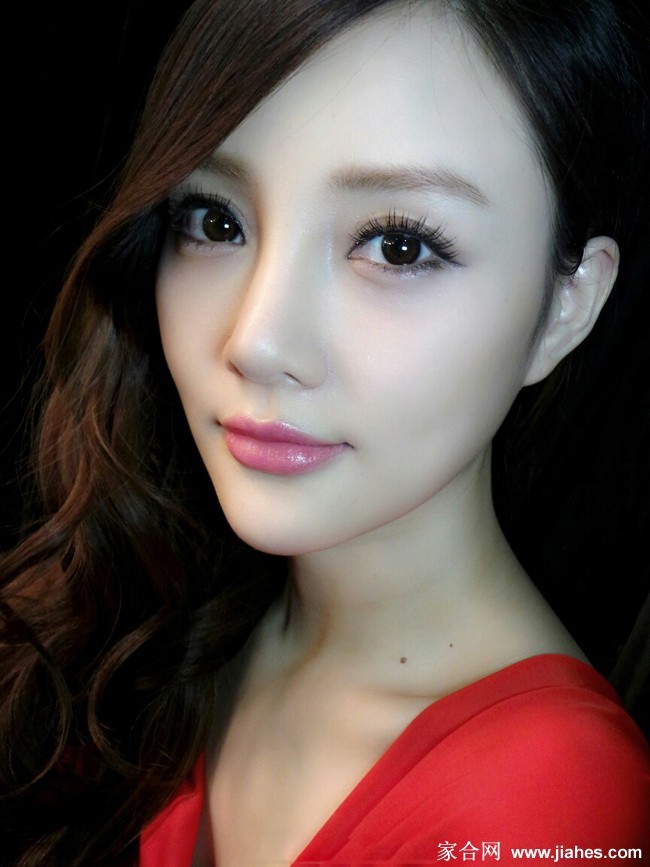 李小璐与女儿甜馨亲密贴脸合照，母女情深笑容温暖