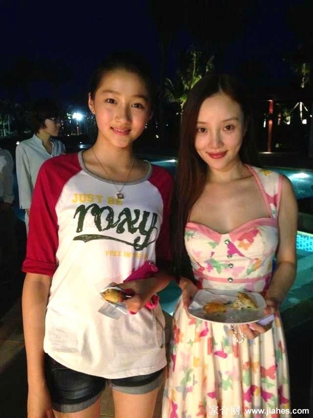 李小璐休闲打扮居家随性，对镜露出清新自然微笑