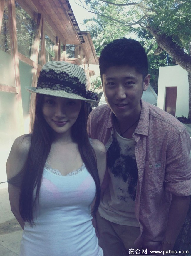 李小璐戴着米奇发箍在迪士尼乐园开心游玩，童趣满满