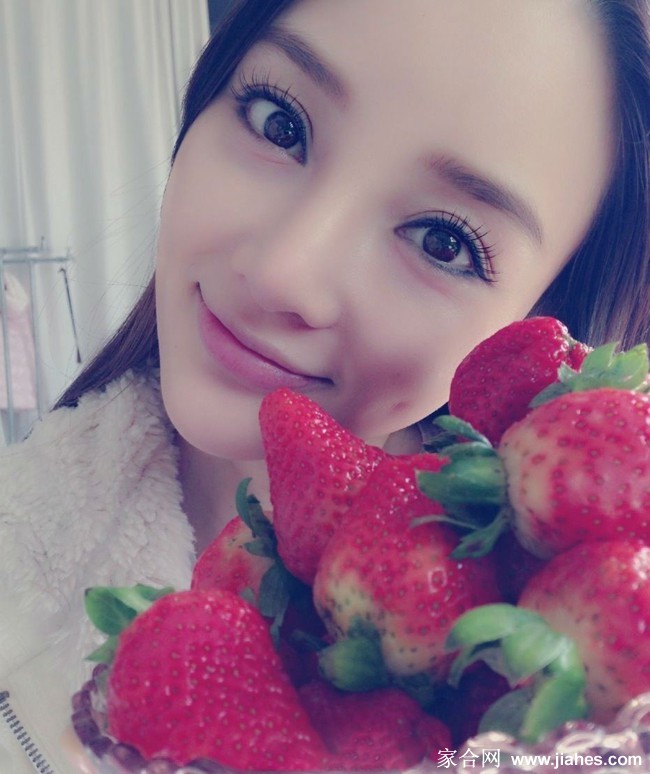 李小璐置身绿意盎然植物丛中，侧颜温柔浅笑宁静美好