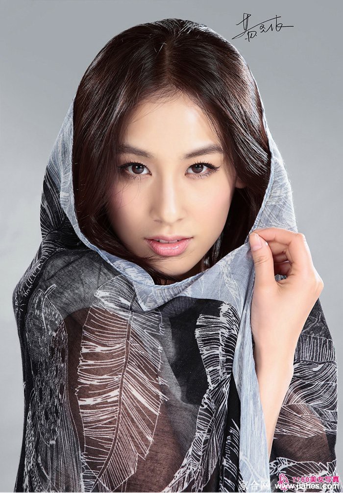 黄圣依置身浪漫花丛中温柔浅笑，光影柔和勾勒出其精致侧颜与恬静神情