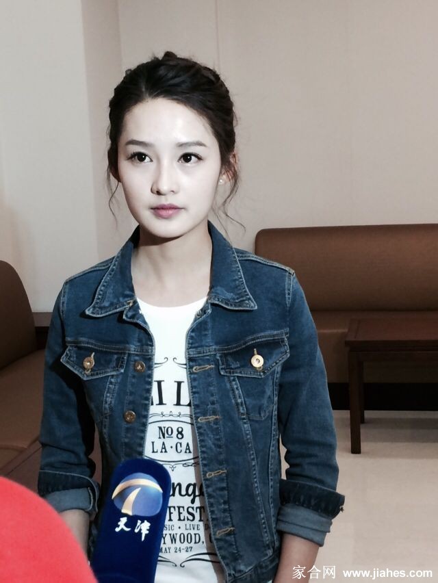 李沁坐在小桌前，和孩子们一起专注于手工制作，她手中拿着彩色的材料，笑容灿烂，周围是孩子们充满好奇与探索的小手。