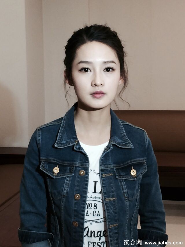 在洒满阳光的教室窗边，李沁与一位小女孩头挨着头，共同欣赏着孩子手中的画作，侧脸的笑容如同冬日暖阳般和煦。