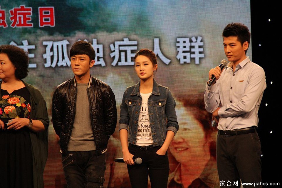 李沁开朗大笑，身边一位小男孩模仿着她的动作举起双手，瞬间的抓拍充满了生动的趣味与纯粹的快乐。