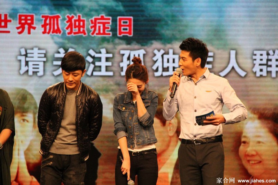 活动尾声，李沁轻轻拥抱一个孩子，孩子的头信赖地靠在她肩上，背景是其他仍在快乐玩耍的儿童，整个场景宁静而充满治愈感。