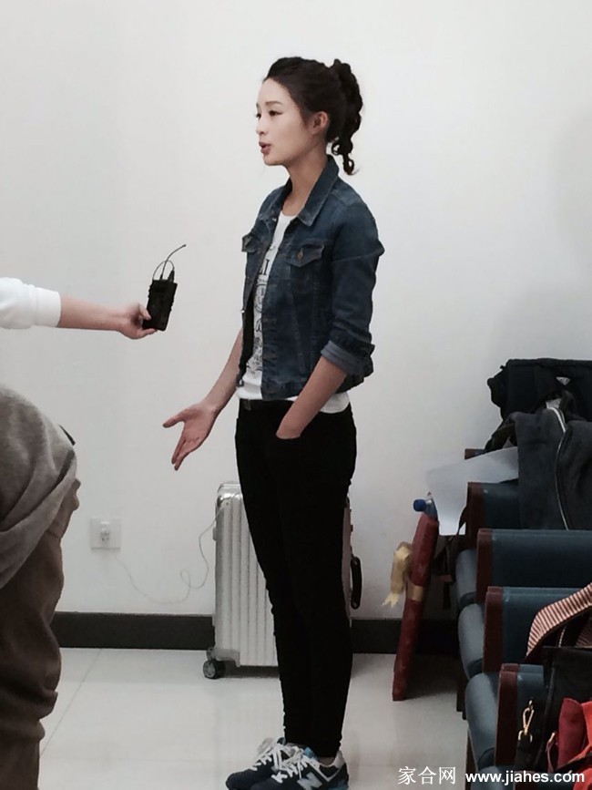 李沁与所有参与活动的孩子、老师及工作人员拍摄大合影，她站在后排，双手搭在前排孩子的肩上，每个人脸上都绽放着笑容，定格了这段温暖的时光。