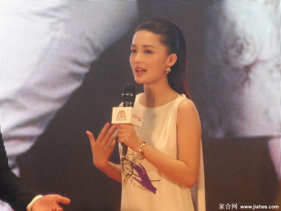 特写镜头下，李沁握住一位孩子的小手，两人手指共同捏着一片拼图，即将放入正确的位置，画面充满了合作完成的期待与成就感。