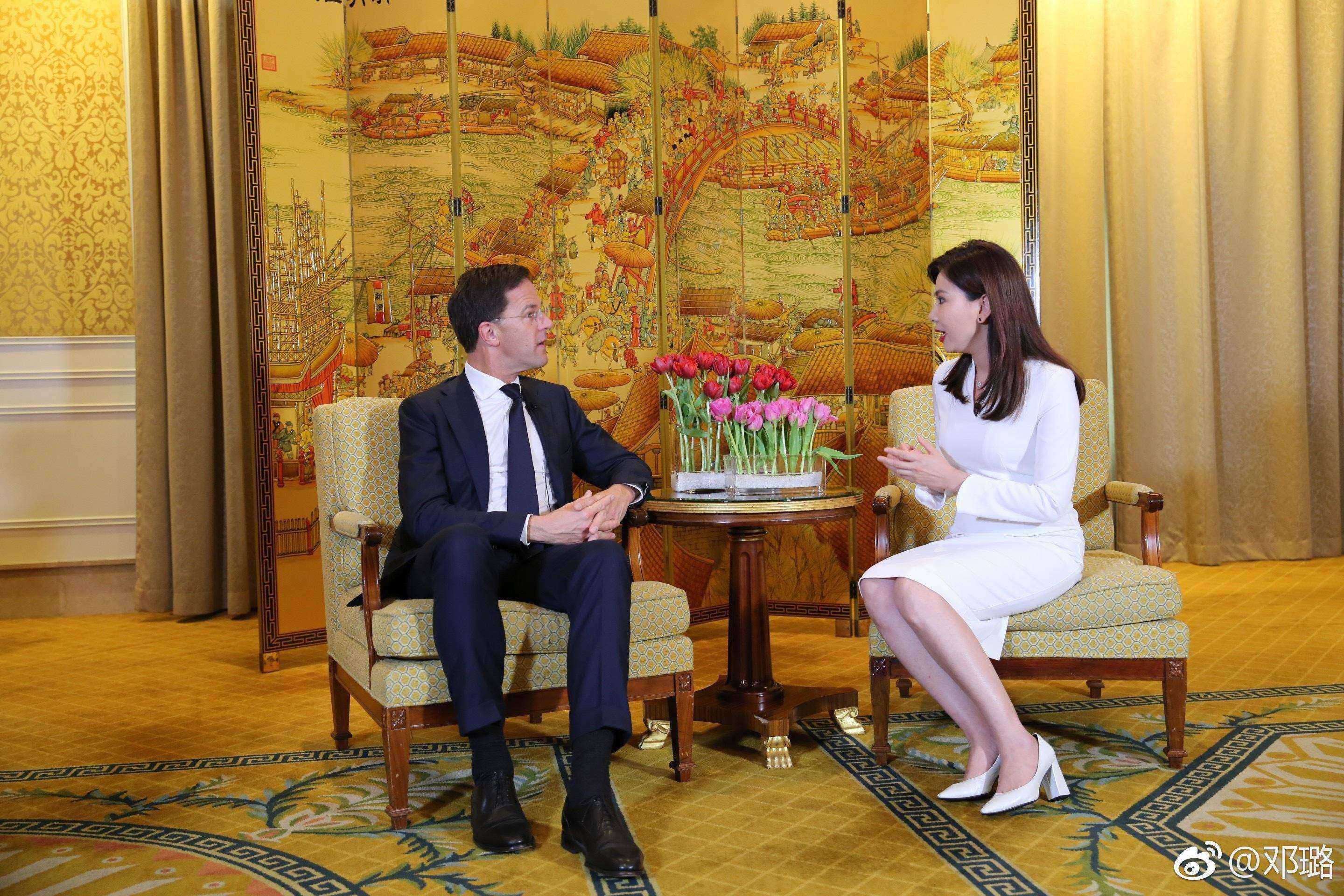 邓璐在泰国街边嫣然回眸，身着黑色短裙展现出俏皮与灵动