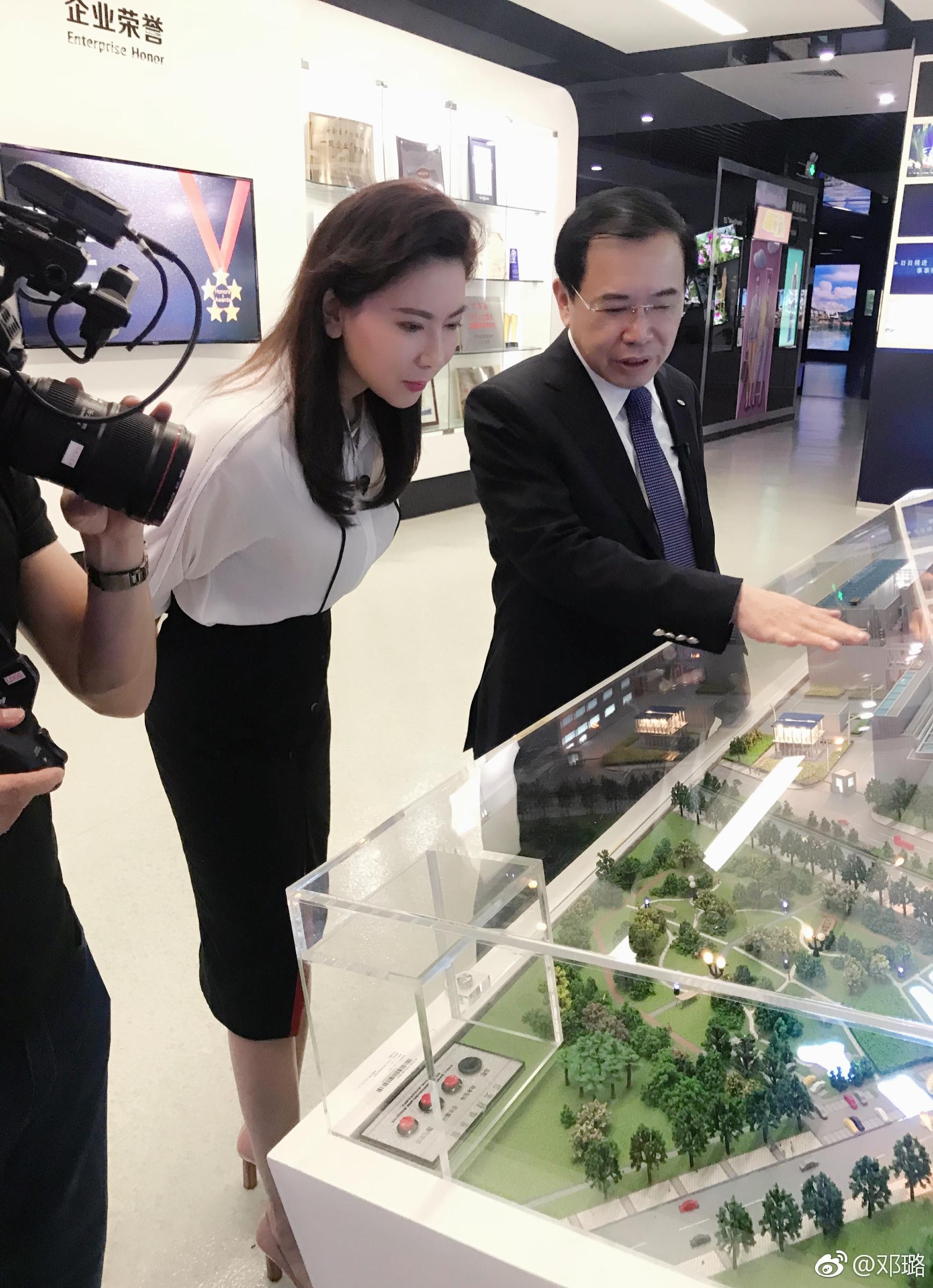 邓璐倚靠白墙轻撩发丝，简约装扮衬托出清新自然的气质