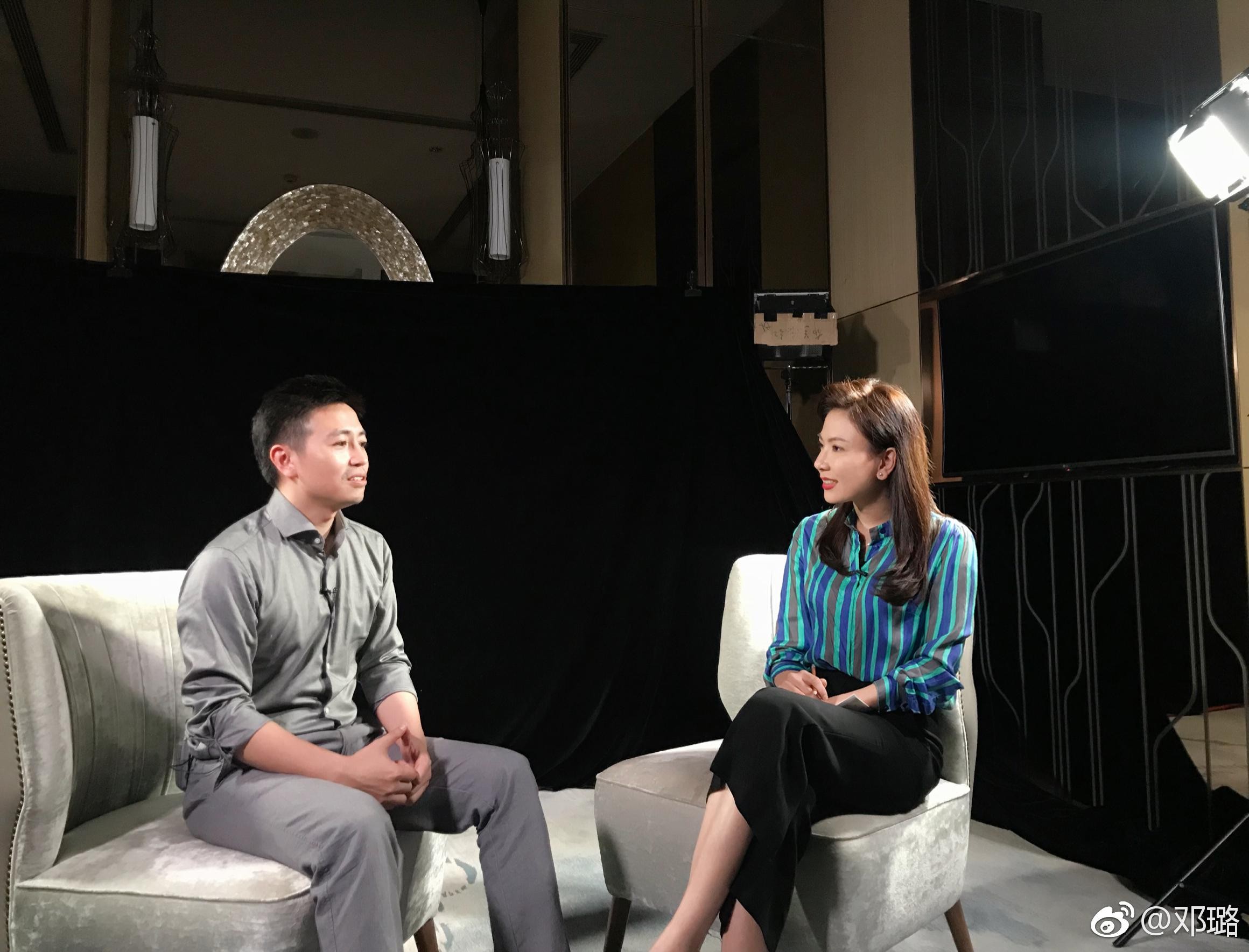 邓璐赤脚坐在台阶上展露笑颜，随性姿态散发着惬意度假氛围