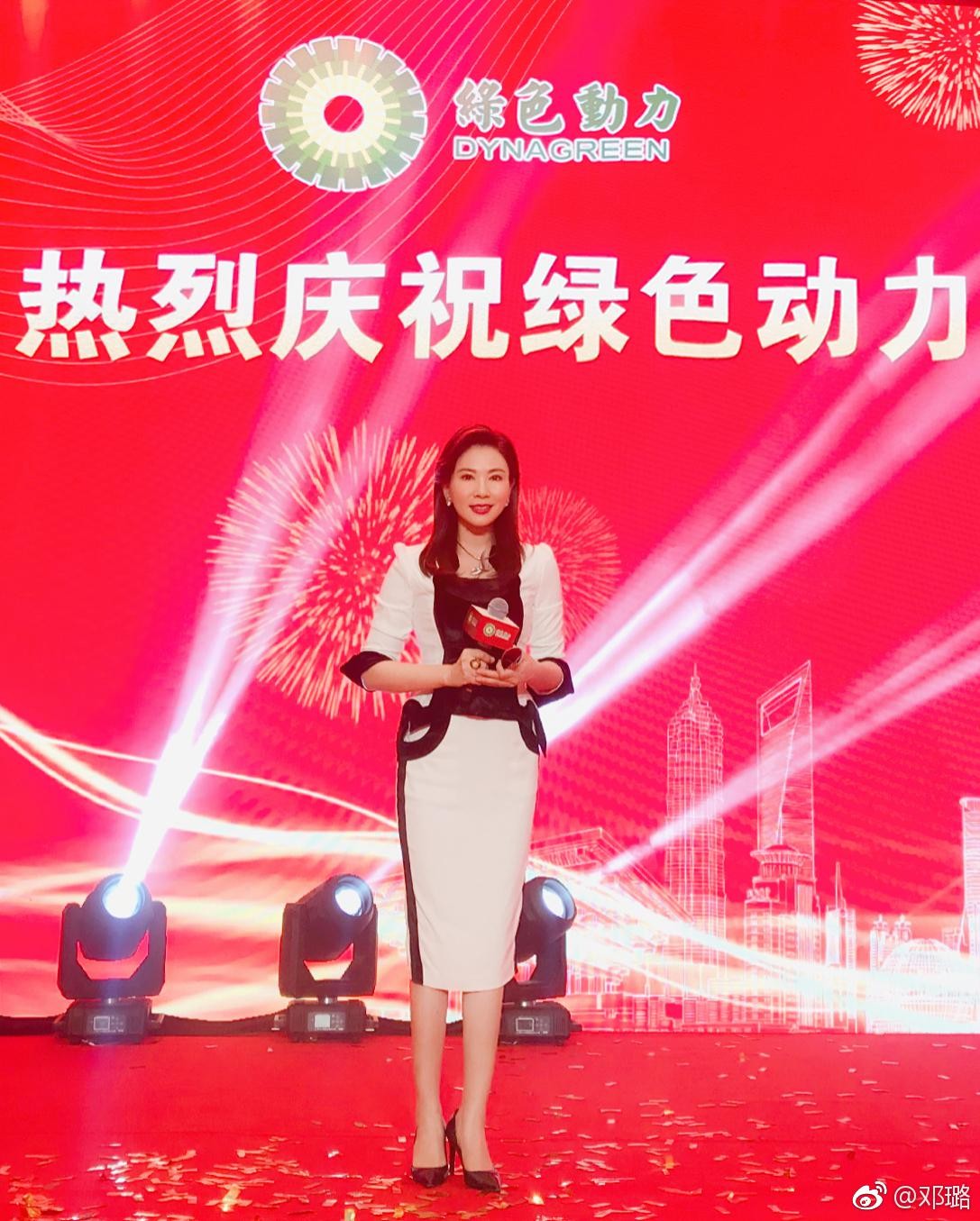 邓璐漫步于异国街道，光影交错间捕捉到一抹悠闲背影