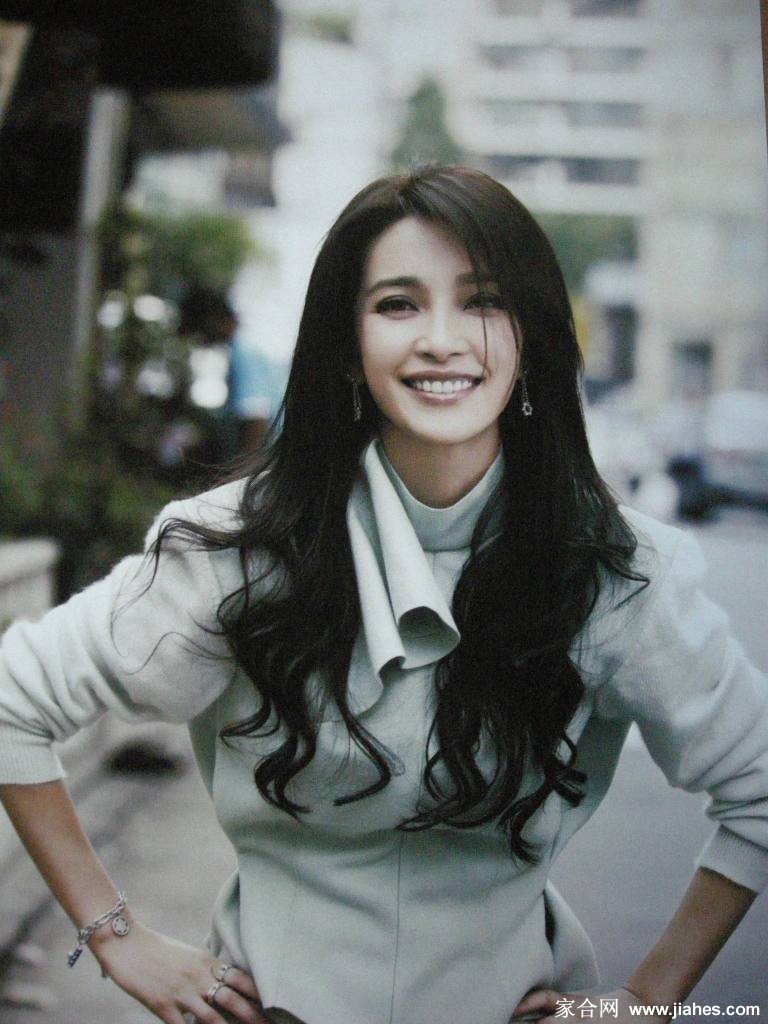 李冰冰身穿蓝色破洞毛衣搭配紫色长裙，梳公主头尽显温柔优雅的少女感