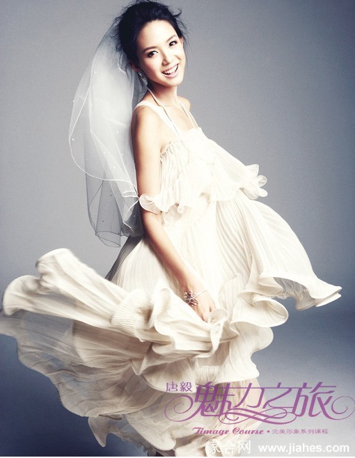 张梓琳身着蕾丝装饰礼服倚靠窗边，午后阳光为她的侧颜镀上温柔金边