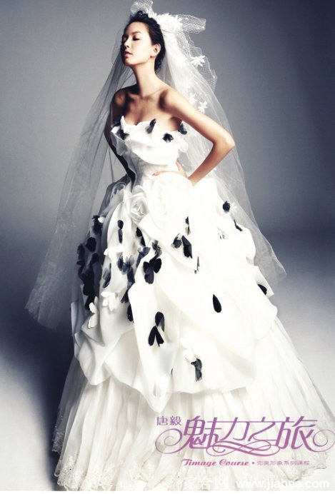 张梓琳手捧轻盈头纱眼神眺望远方，仿佛沉浸在对未来的美好憧憬之中