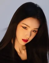 陈都灵身披黑色绮丽长袍立于月下，黑色珠帘面纱半掩容颜，眼神透过珠帘流泻出既疏离又破碎的复杂神韵