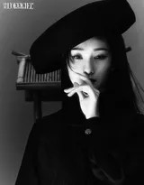 陈都灵轻倚古朴窗棂，一袭白衣清冷如月华，侧颜线条精致柔和，仿佛不染尘埃的世外仙姝