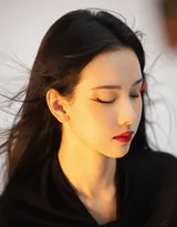 陈都灵身着飘逸纱裙漫步于朦胧光影中，裙摆如涟漪般荡开，营造出如梦似幻、举重若轻的仙境氛围