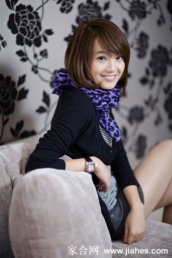 朱丹在森林中漫步，自然光影映衬清新气质