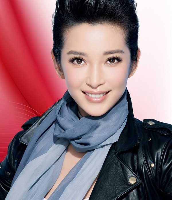 李冰冰身着黑色西装驾驶机车，红唇冷艳气场强大