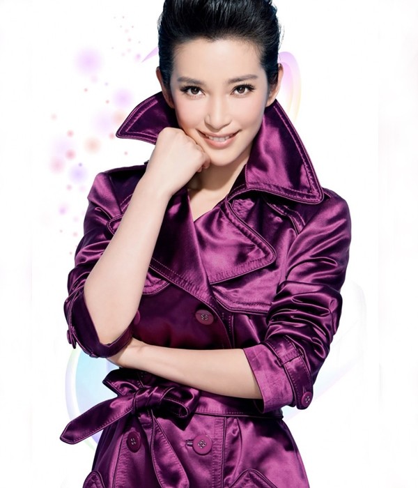 李冰冰侧颜凝视镜头，眼神深邃充满表现力