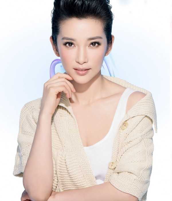 李冰冰面带微笑气质温婉，展现亲和柔美一面