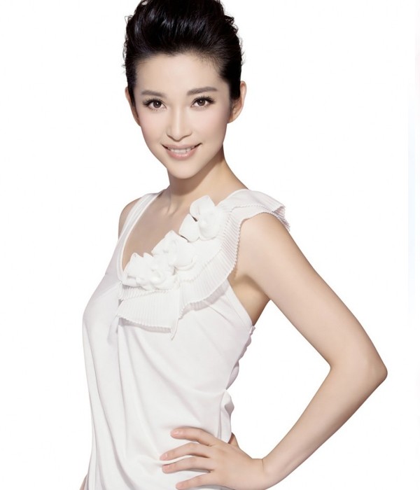 李冰冰置身光影之中，轮廓分明尽显高级质感