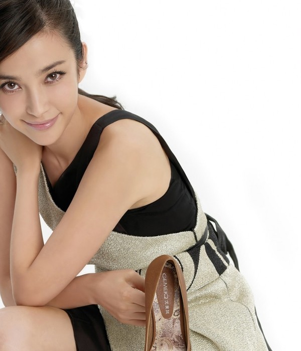 李冰冰时尚造型亮相，尽显摩登前卫风范