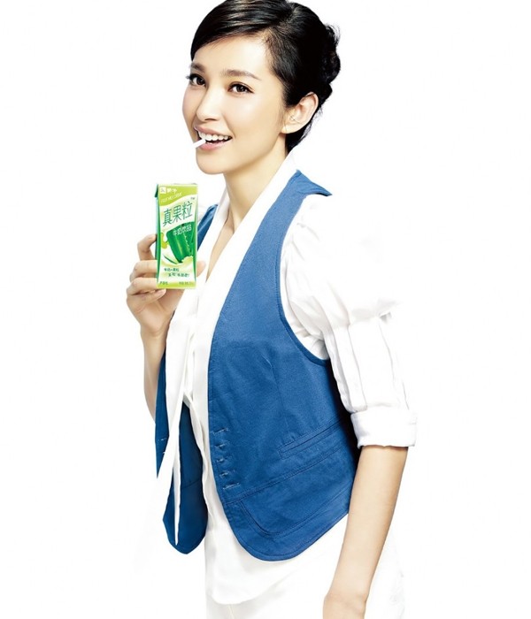 李冰冰凝神思考瞬间，散发知性与宁静气息