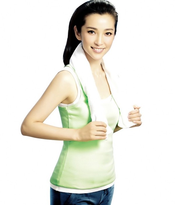 李冰冰时尚大片造型，完美融合力量与柔美
