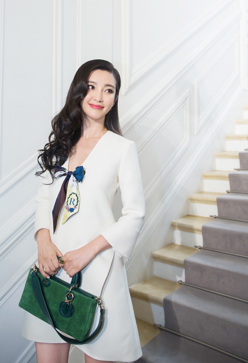 李冰冰优雅现身巴黎街头，一袭纯白深V长裙映衬自信笑容