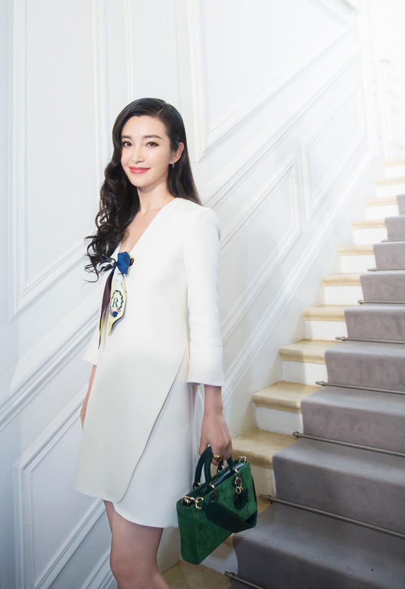 李冰冰步入迪奥秀场气场全开，白色裙摆轻舞散发迷人魅力