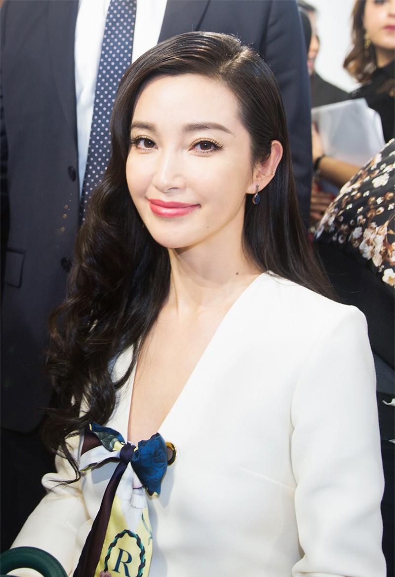 李冰冰侧身回眸展现完美侧颜，深V设计凸显其优雅的肩颈线条