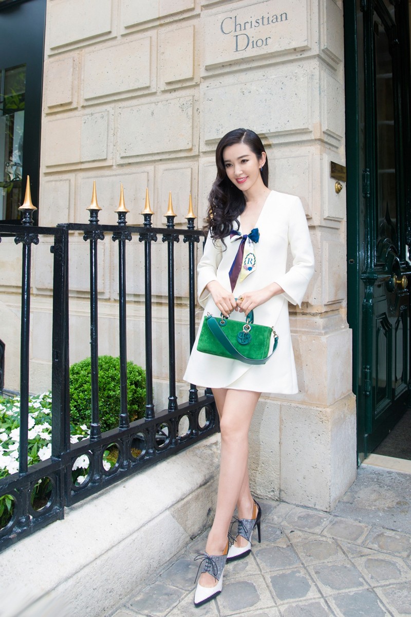 李冰冰手执绿色手袋点缀整体造型，细节处尽显时尚巧思与高级品味