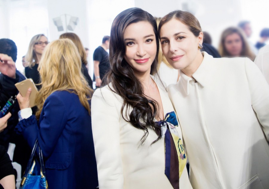 李冰冰在人群中绽放从容微笑，强大的气场与亲和力融为一体