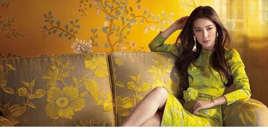 李冰冰以未来感鲻鱼头发型直面镜头，背景是怒放的虚拟蓝色花束，展现出不羁的时尚魄力