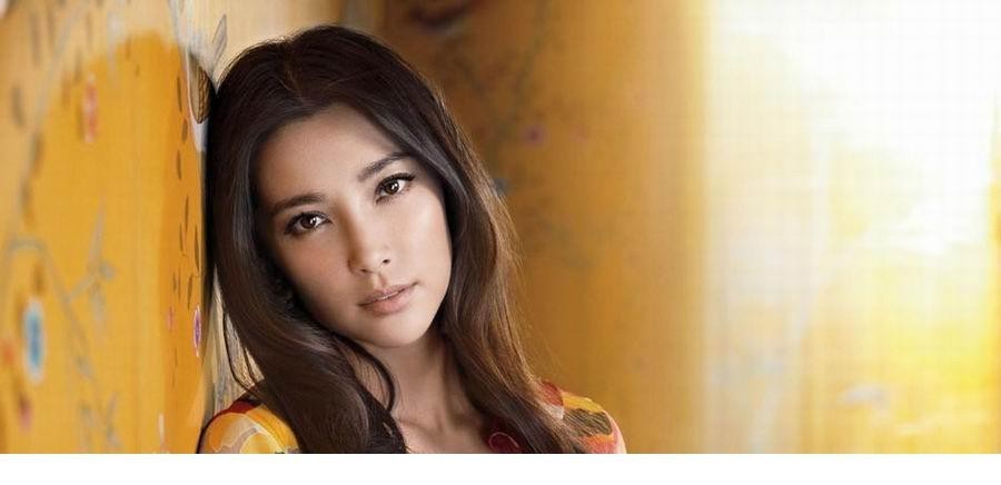 李冰冰身着结构感时装立于虚拟花园中央，花瓣如星河流转，勾勒出未来女神的静谧与强大