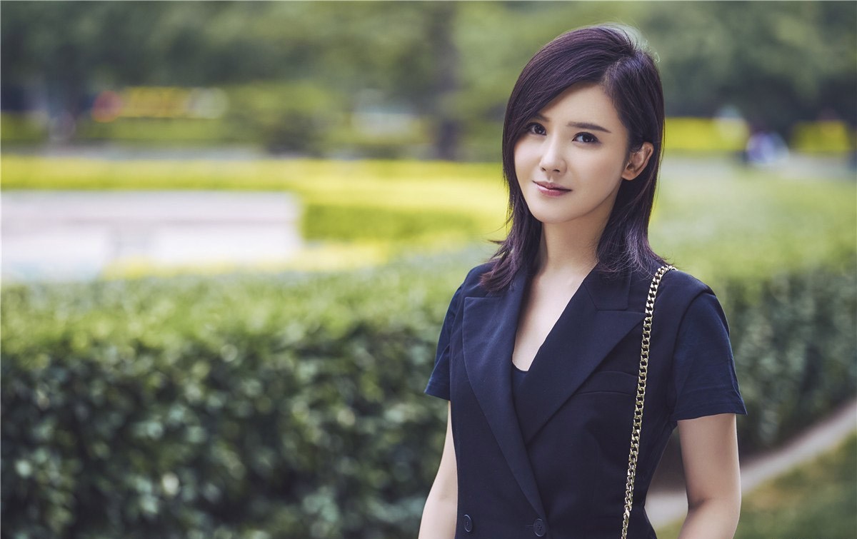 杨子姗侧身回眸，皮夹克与皮裤的搭配凸显身材线条，眼神中透露出从容与力量