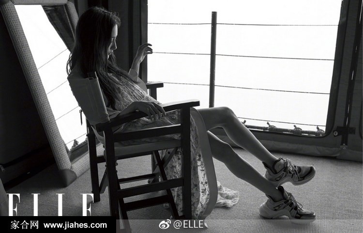 杨幂直视镜头眼神清澈而疏离，演绎高级的时尚疏离感