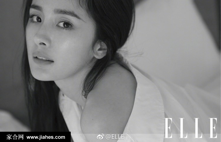 杨幂身着简约服饰眼神放空，午后阳光般的慵懒感扑面而来