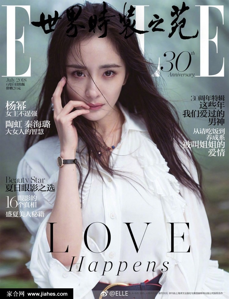 光影交错间杨幂低眉浅思，侧脸轮廓宛如精致雕塑