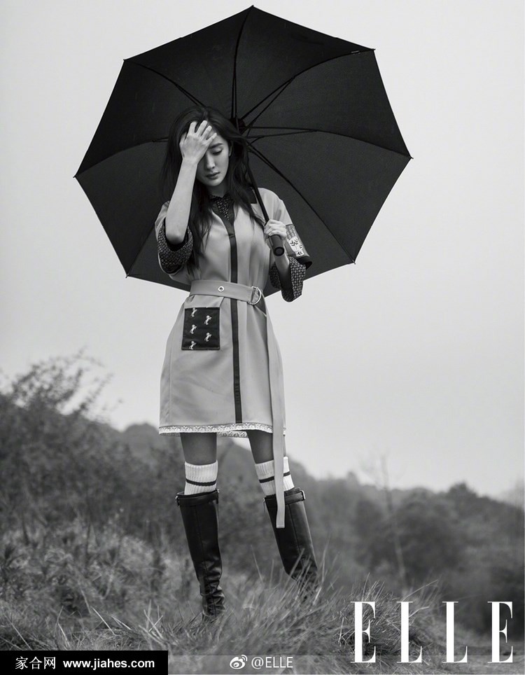 发丝轻拂脸庞，杨幂在动态瞬间定格静谧文艺之美