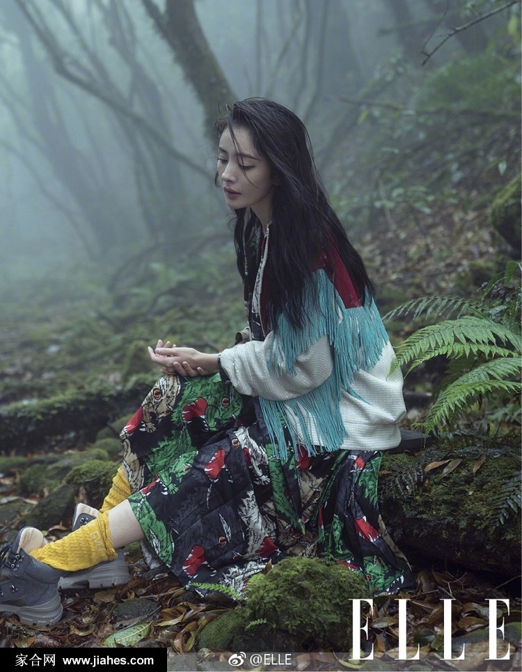 黑白色调凸显极致质感，杨幂的面部情绪成为唯一焦点