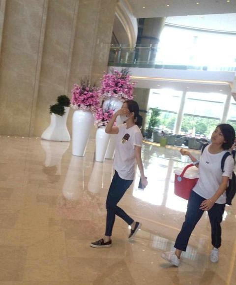 杨幂戴黑色口罩低头疾行，长发披肩难掩匆忙