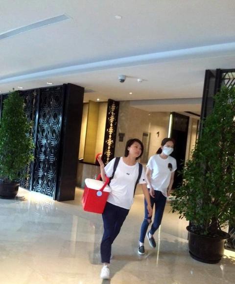 与助手同行神色紧张，全程戒备四周镜头