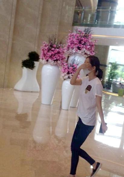 快步离开现场，背影显得单薄而坚决