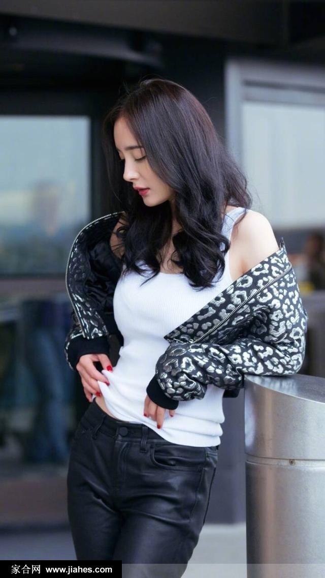 杨幂轻松倚靠街边流露自然慵懒气息