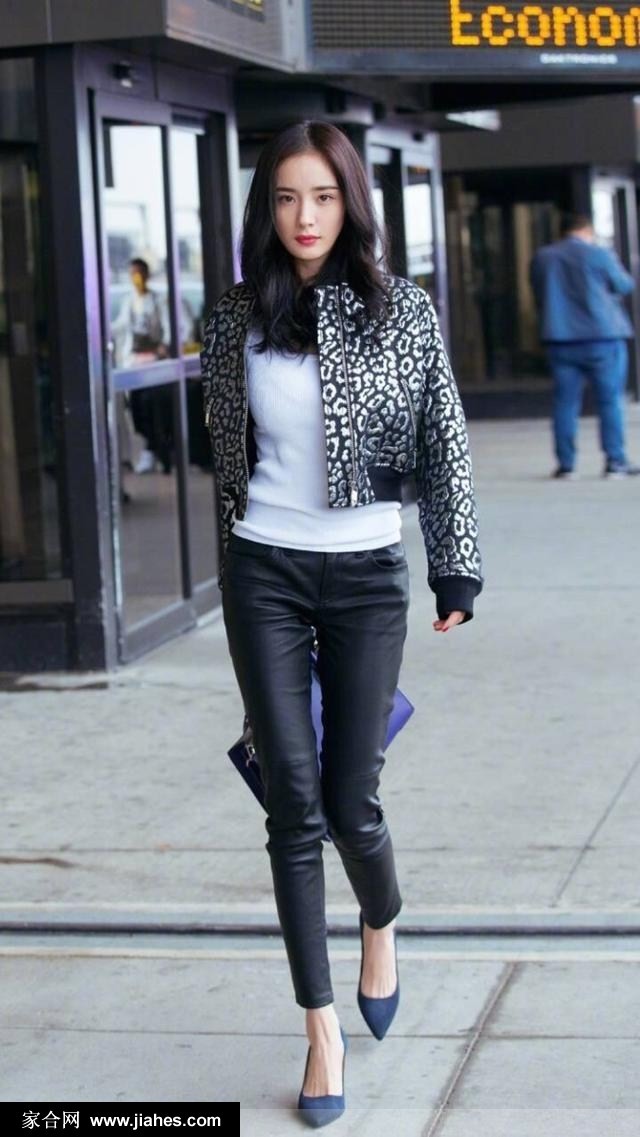 阳光倾泻杨幂简约穿搭尽显优雅身姿