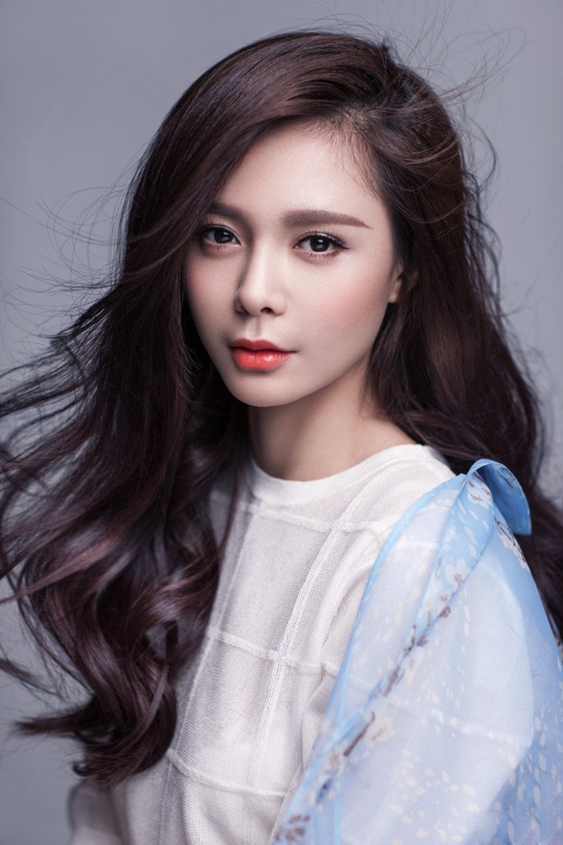 沈梦辰一袭白裙优雅站立，眼神深邃如星辰，尽显女神风范