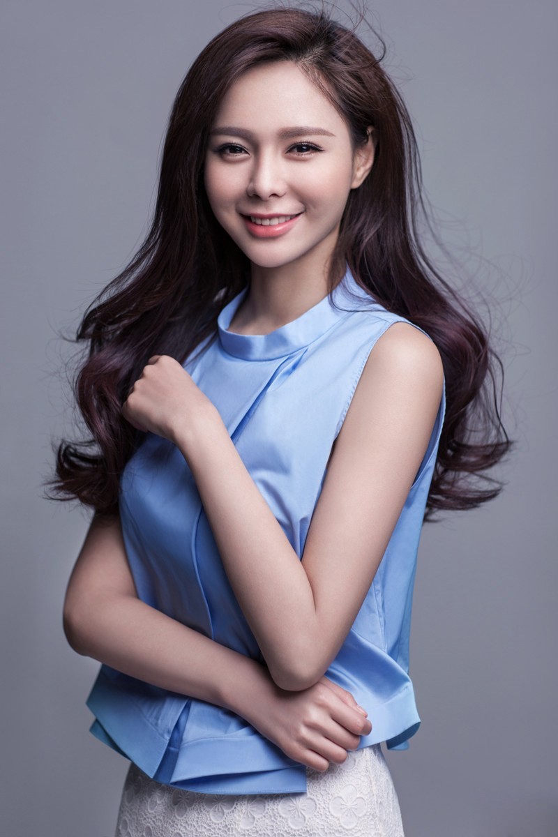 沈梦辰侧身坐姿，轻抚发丝，知性眼神中透露出温柔与坚定